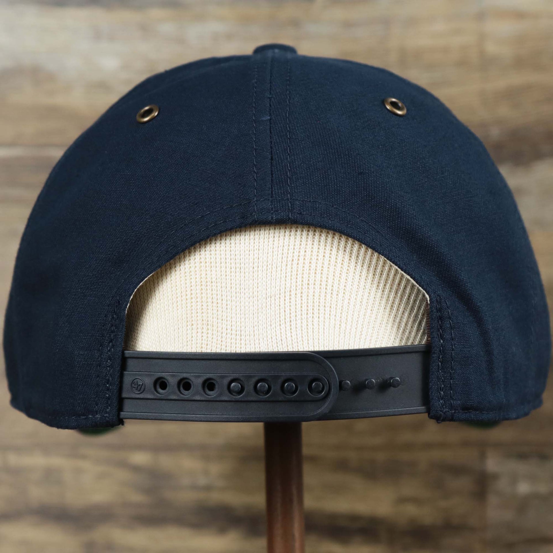 The backside of the Cooperstown New York Yankees Felt Yankees Logo Snapback Hat | Navy Snapback Cap