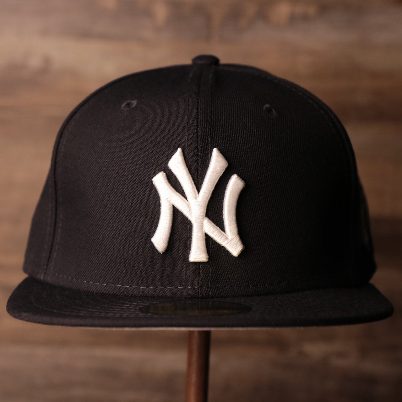 Yankees On-Field Grey Bottom Fitted Cap | New York Yankees 1996 Game Worn World Series Side Patch Gray Under Brim 59Fifty Fitted Hat the front of this cap has the yankees logo on the front
