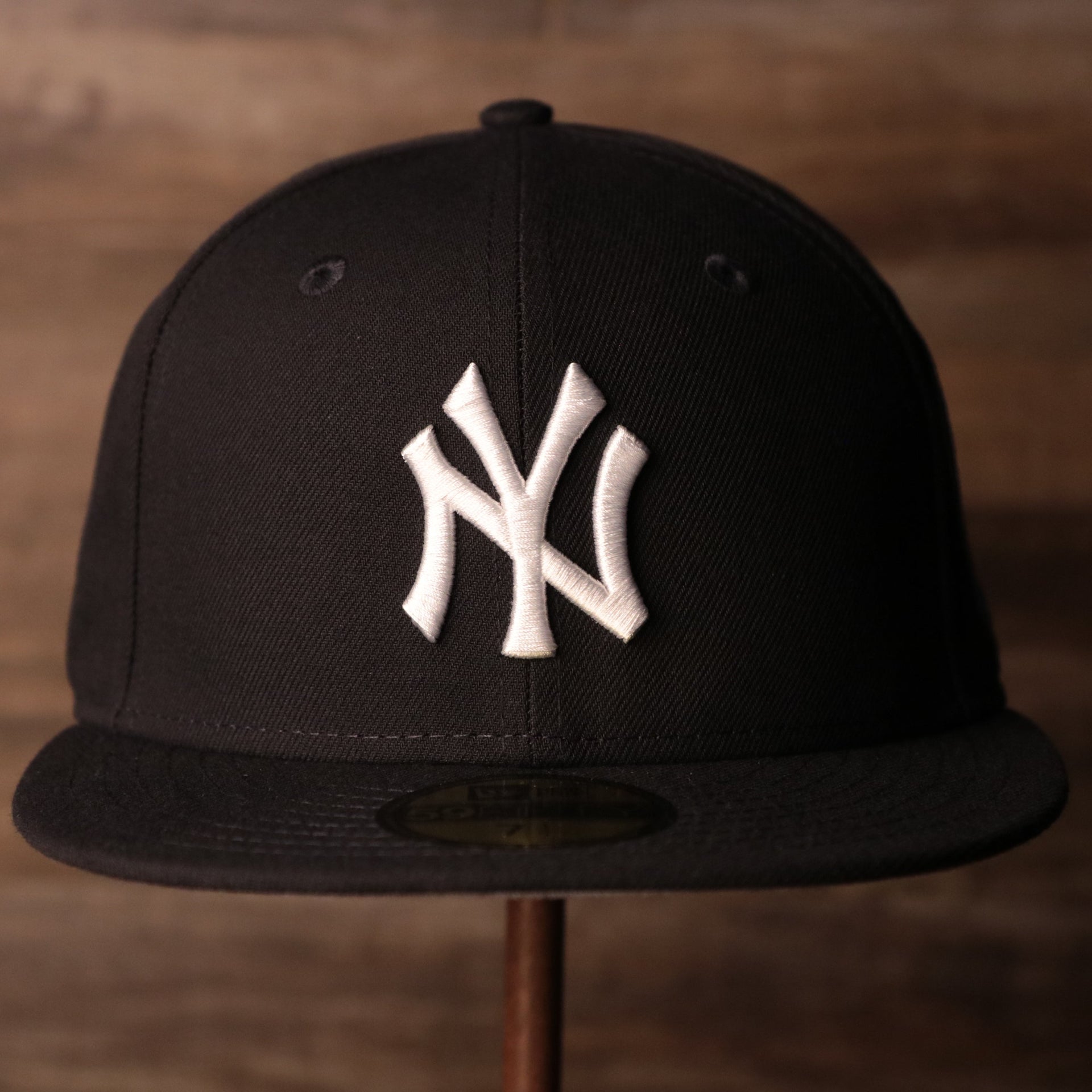 Yankees On-Field Grey Bottom Fitted Cap | New York Yankees 2000 Game Worn Subway Series Side Patch Gray Under Brim 59Fifty Fitted Hat the front of this yankees grey bottom fitted is the yankees logo with a navy blue hat