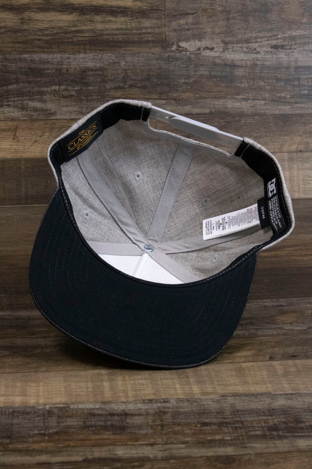 the 2-Tone Gray Snapback Skater Hat | DC Shoes Black Bottom Snap Back Cap has a black underbrim
