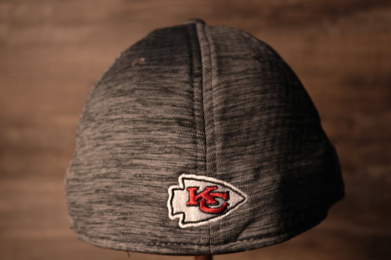 The backside of this cap has the chiefs logo Chiefs 2020 Training Camp Flexfit | Kansas City Chiefs 2020 On-Field Grey Training Camp Stretch Fit