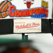 Mitchell and Ness tag on the Chicago Bulls Vintage Retro NBA Champions 1996 Mitchell and Ness Snapback Hat | White