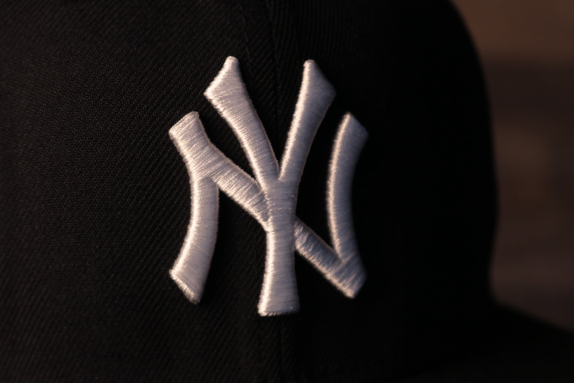 yankees logo on the Yankees Jackie Robinson 59Fifty Fitted Cap | New York Yankees On-Field Jackie Robinson Number 42 Side Patch Navy Fitted Hat