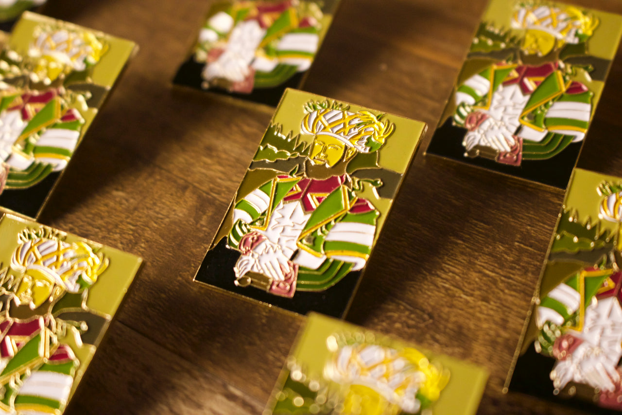 The front of the Philadelphia Kelce Mona Lisa Fitted Cap Pin | Enamel Pin For Hat