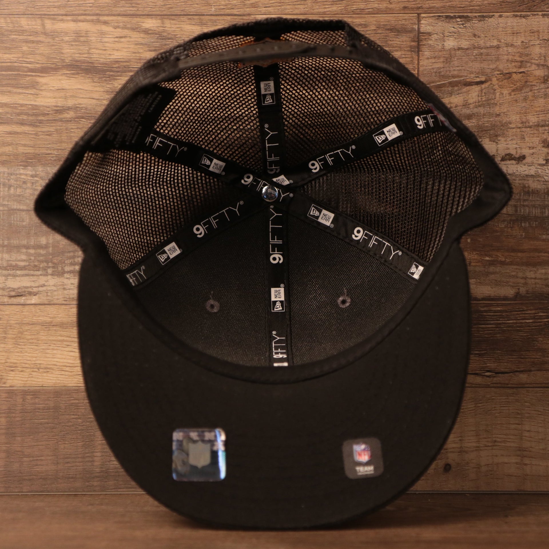 The inside of the crown of the gray/black Pittsburgh Steelers New Era 2021 NFL draft trucker hat.
