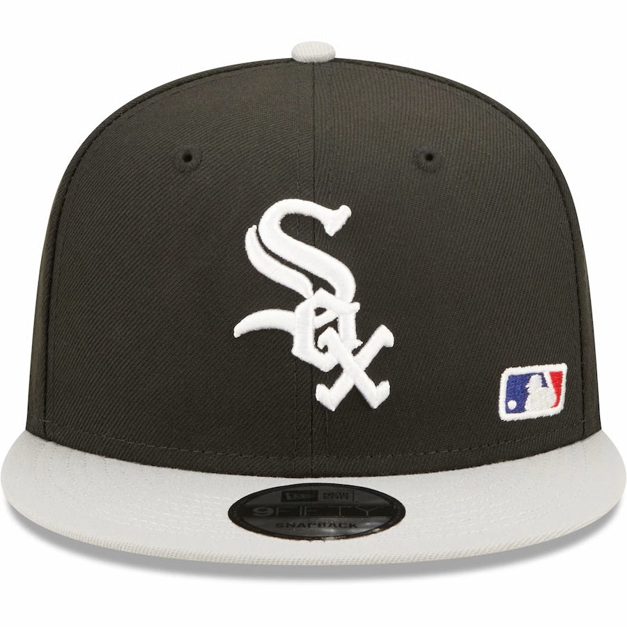The wearer's left on the Chicago White Sox Silver Letter Arch Retro Green Bottom 9Fifty Snapback Cap | Back Letter Arch Black 9Fifty