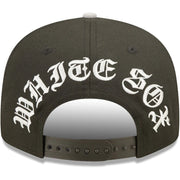 The backside of the Chicago White Sox Silver Letter Arch Retro Green Bottom 9Fifty Snapback Cap | Back Letter Arch Black 9Fifty
