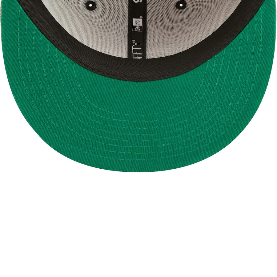 The undervisor on the Chicago White Sox Silver Letter Arch Retro Green Bottom 9Fifty Snapback Cap | Back Letter Arch Black 9Fifty